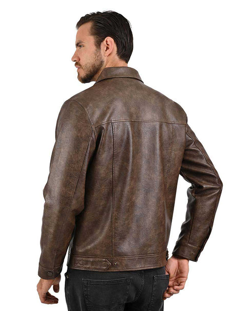 Chamarra Wrangler estilo trucker para Hombre en Piel Sintética Café Oscuro.